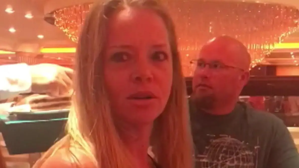 Verlobung versaut! Kellner ruiniert Überraschungsmoment – weil er DAS macht Mega-Panne auf Kreuzfahrt