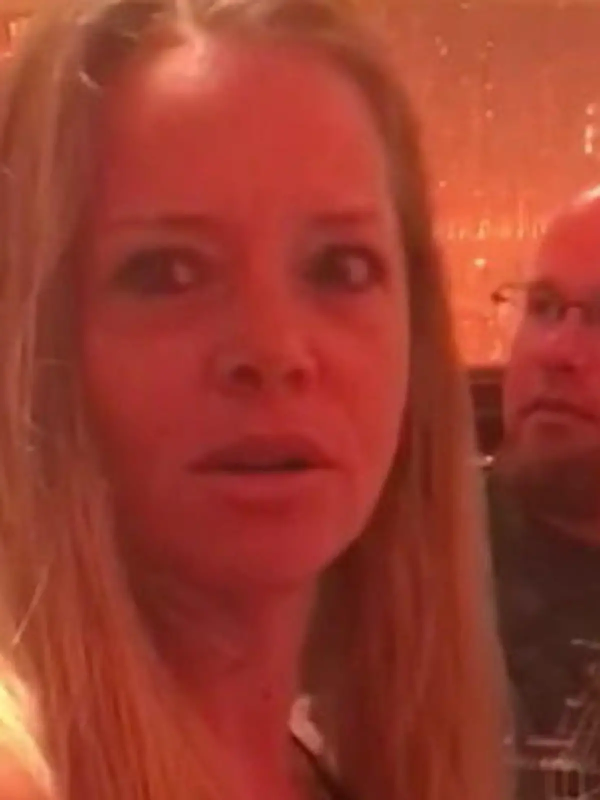 Bild zu: "Verlobung versaut! Kellner ruiniert Überraschungsmoment – weil er DAS macht"