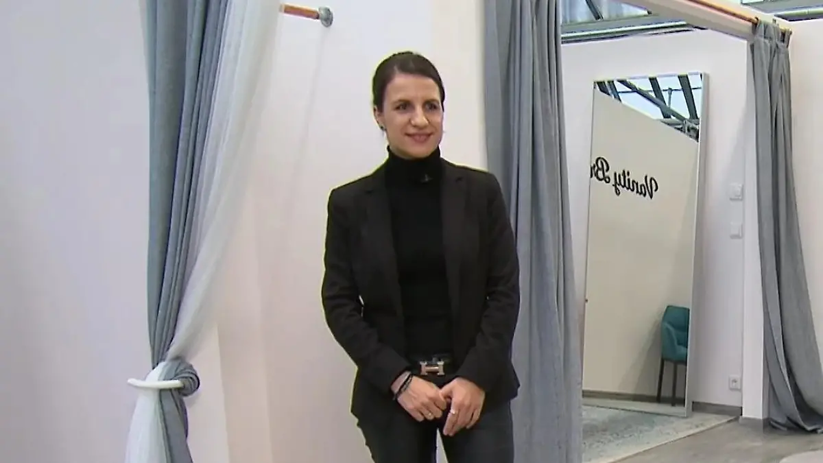 Braut Babett steht in der Umkleidekabine