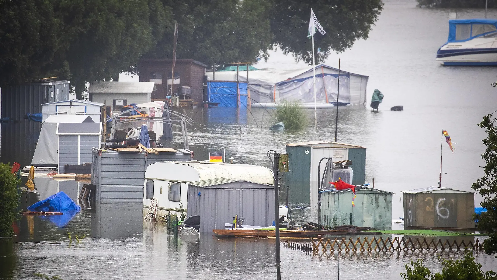 ROERMOND - Caravans are parked at Camping Hatenboer in the rising water in the Maas. Due to the high water level in the river, problems arise in many places in Limburg. ANP VINCENT JANNINK *** ROERMOND Caravans are parked at Camping Hatenboer in the rising water in the Maas Due to the high water level in the river, problems arise in many places in Limburg ANP VINCENT JANNINK PUBLICATIONxINxGERxSUIxAUTxONLY Copyright: xHollandsexHoogtex/xxANPx x433958638x