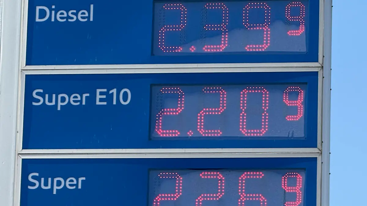ABB/BENZINPREISE- Digitale Benzinpreis Anzeige 12.01 Uhr Benzin 2,269 Super E 10 2,209 Diesel 2,399 Cent pro Liter Preisanstiwg bis zu 12 Cent pro Liter Teuerung an einer Hamburger Esso Tankstelle am Mittwoch 01.April 2026 HH Deutschland *** ABB BENZINPREISE Digitale Benzinpreis Anzeige 12 01 Uhr Benzin 2,269 Super E 10 2,209 Diesel 2,399 Cent pro Liter Preisanstiwg bis zu 12 Cent pro Liter Teuerung an einer Hamburger Esso Tankstelle am Mittwoch 01 April 2026 HH Deutschland