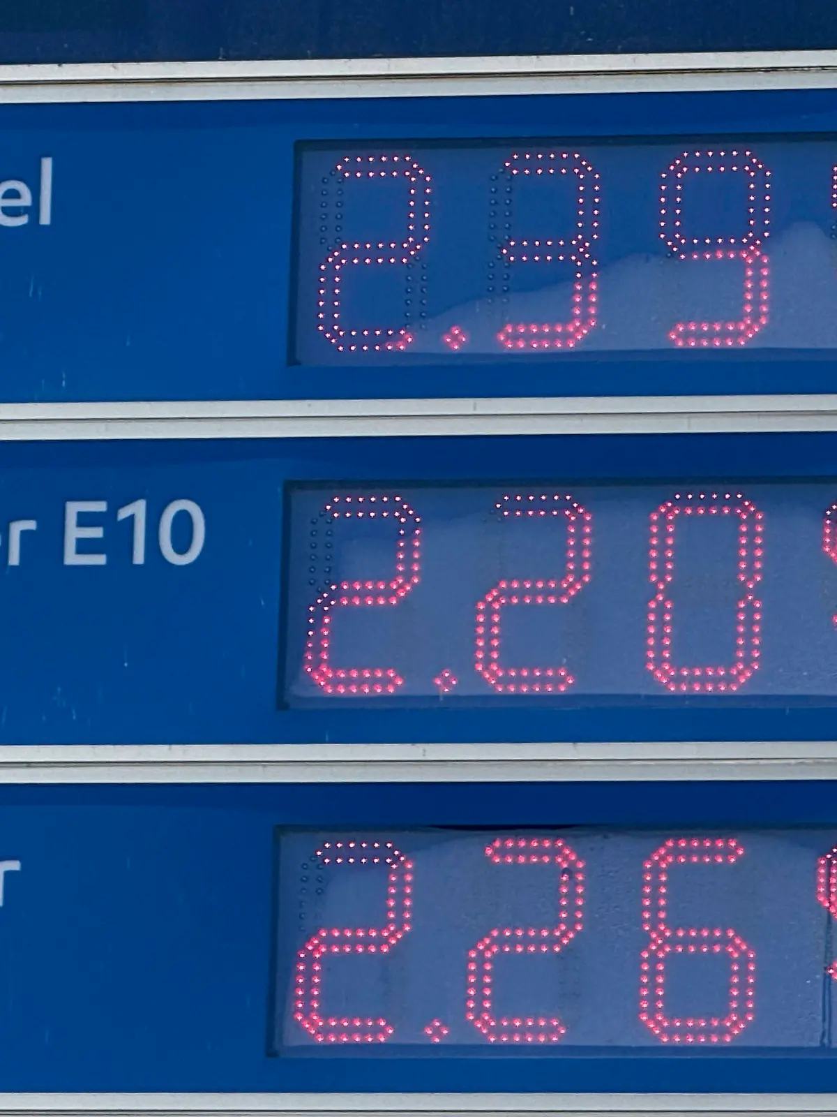ABB/BENZINPREISE- Digitale Benzinpreis Anzeige 12.01 Uhr Benzin 2,269 Super E 10 2,209 Diesel 2,399 Cent pro Liter Preisanstiwg bis zu 12 Cent pro Liter Teuerung an einer Hamburger Esso Tankstelle am Mittwoch 01.April 2026 HH Deutschland *** ABB BENZINPREISE Digitale Benzinpreis Anzeige 12 01 Uhr Benzin 2,269 Super E 10 2,209 Diesel 2,399 Cent pro Liter Preisanstiwg bis zu 12 Cent pro Liter Teuerung an einer Hamburger Esso Tankstelle am Mittwoch 01 April 2026 HH Deutschland