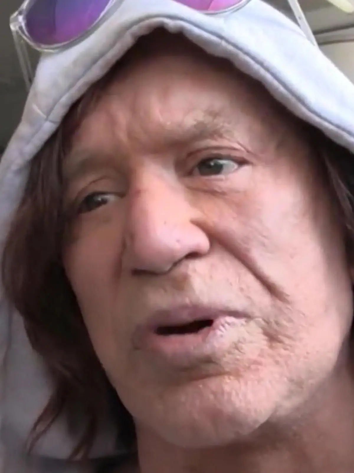 Bild zu: "Wohnung weg, Schulden, Sucht! Sex-Symbol feiert Comeback nach Absturz"