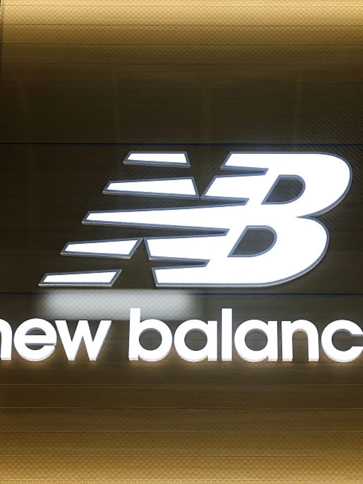 Bild zu: "Drei New-Balance-Sneaker zeigen die Pantone Trendfarbe Cloud Dancer"