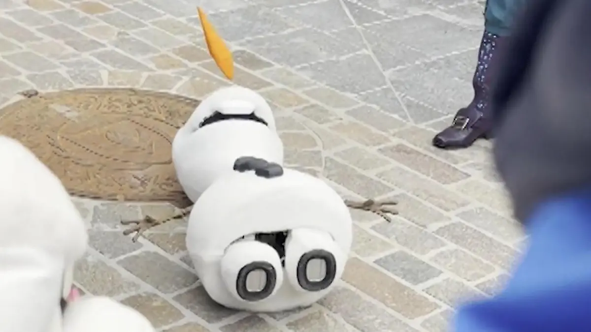 Umgekippt und Möhre weg! Schneemann Olaf erschreckt Disneyland-Besucher Neue „Eiskönigin"-Themenwelt in Paris