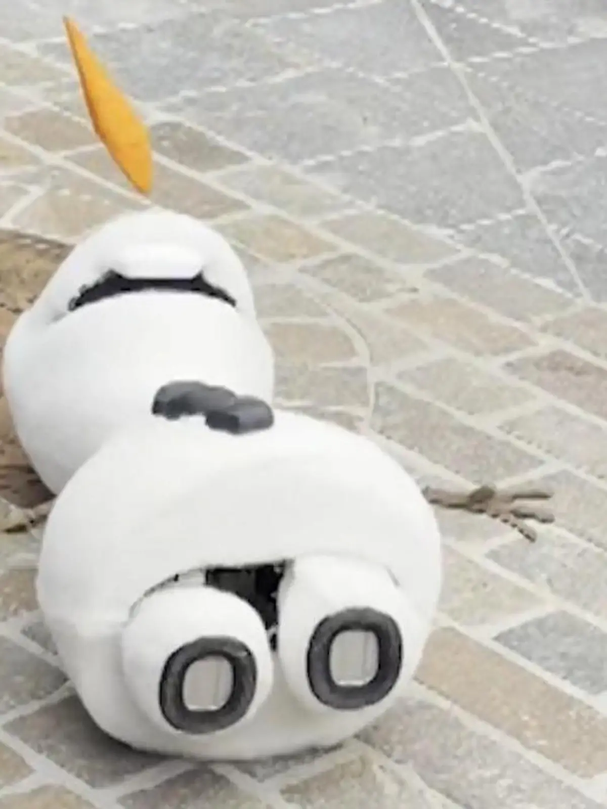 Bild zu: "Umgekippt und Möhre weg! Schneemann Olaf erschreckt Disneyland-Besucher"