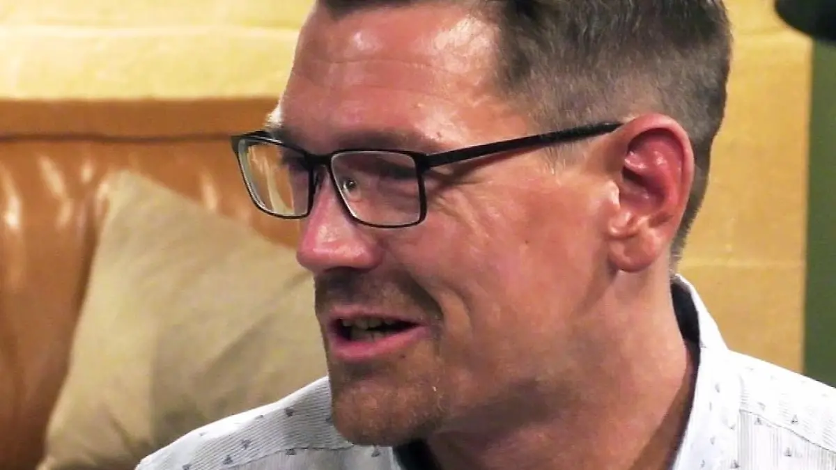 Mann mit Brille und hellem Hemd