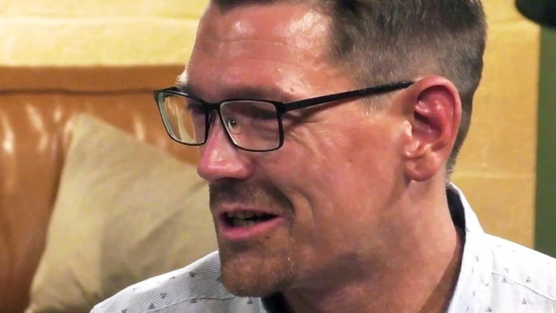 Mann mit Brille und hellem Hemd