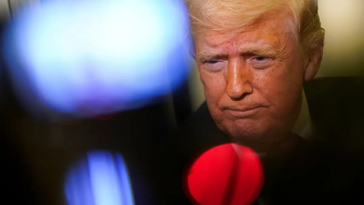U.S. President Donald Trump looks on as he speaks to members of the media aboard Air Force One en route to Joint Base Andrews, Maryland, U.S., March 29, 2026. REUTERS/Elizabeth Frantz