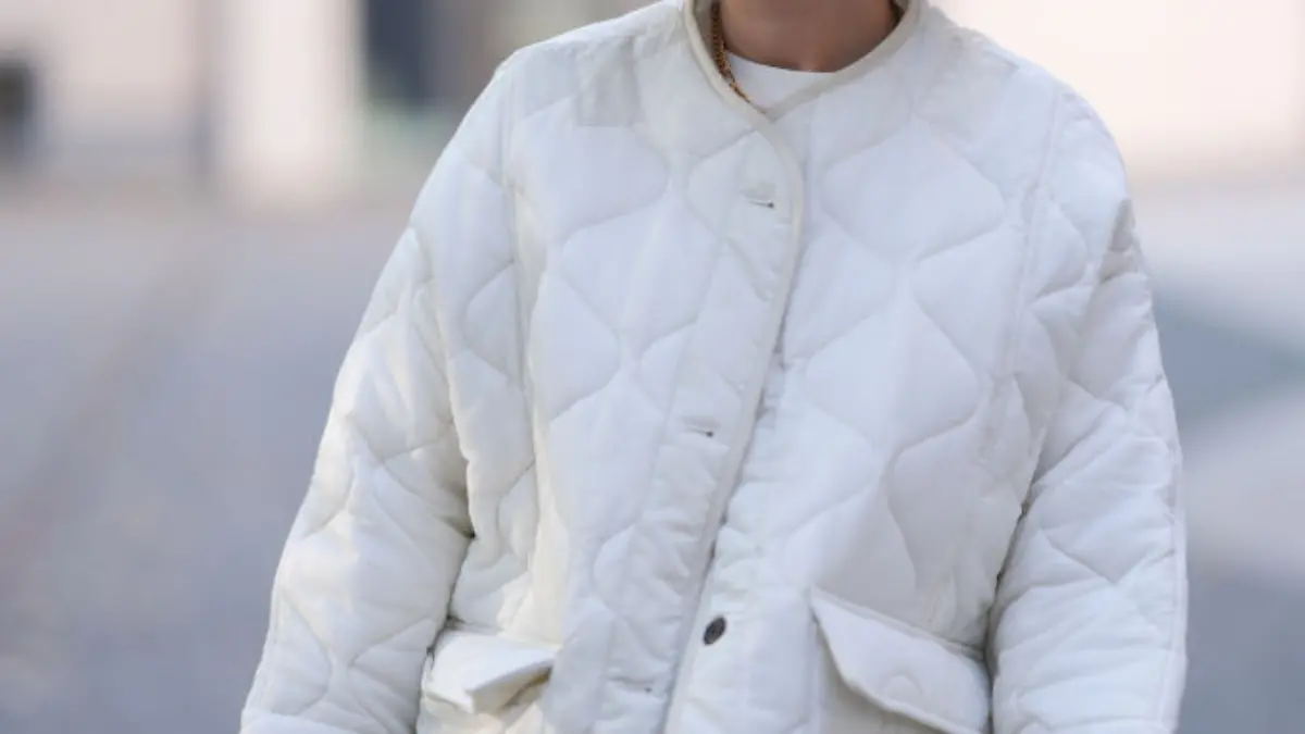 Frau mit heller Steppjacke