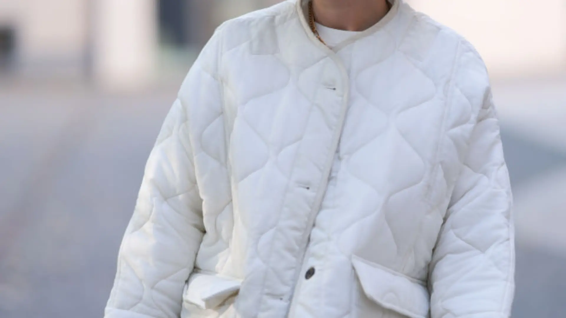 Frau mit heller Steppjacke