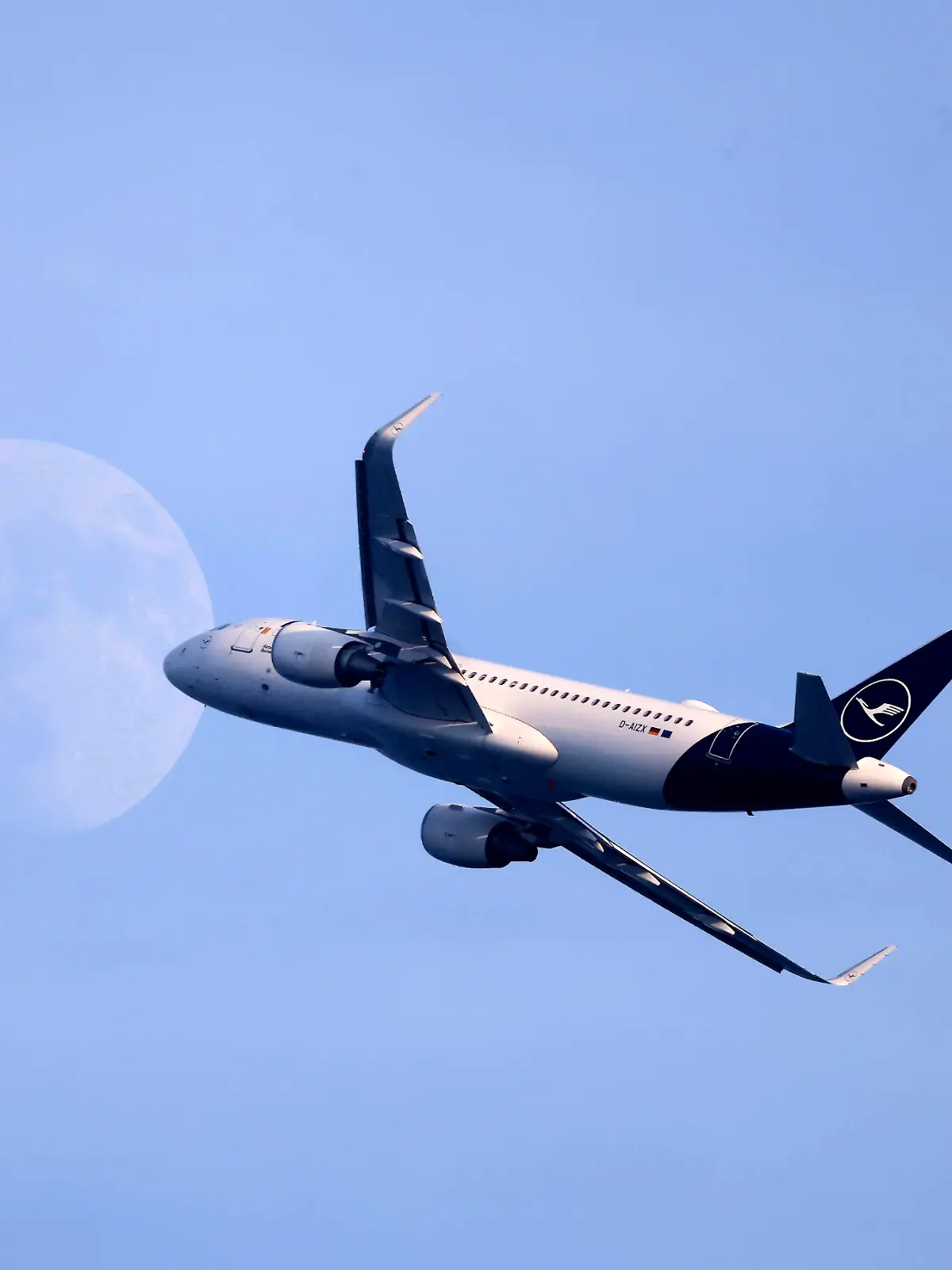 ©Francois Glories/MAXPPP - 17/07/2024 An Airbus A320 belonging to the German airline Lufthansa passed through a waxing Gibbous Moon on its way from Nice to Frankfurt in Germany.