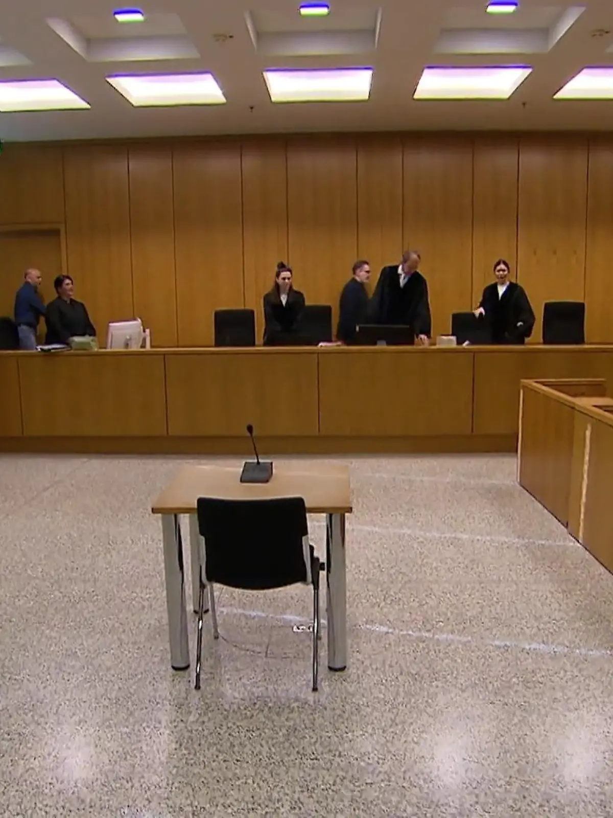 Bild zu: "Prozess um Autoradio-Diebstahl und Messerstecherei"