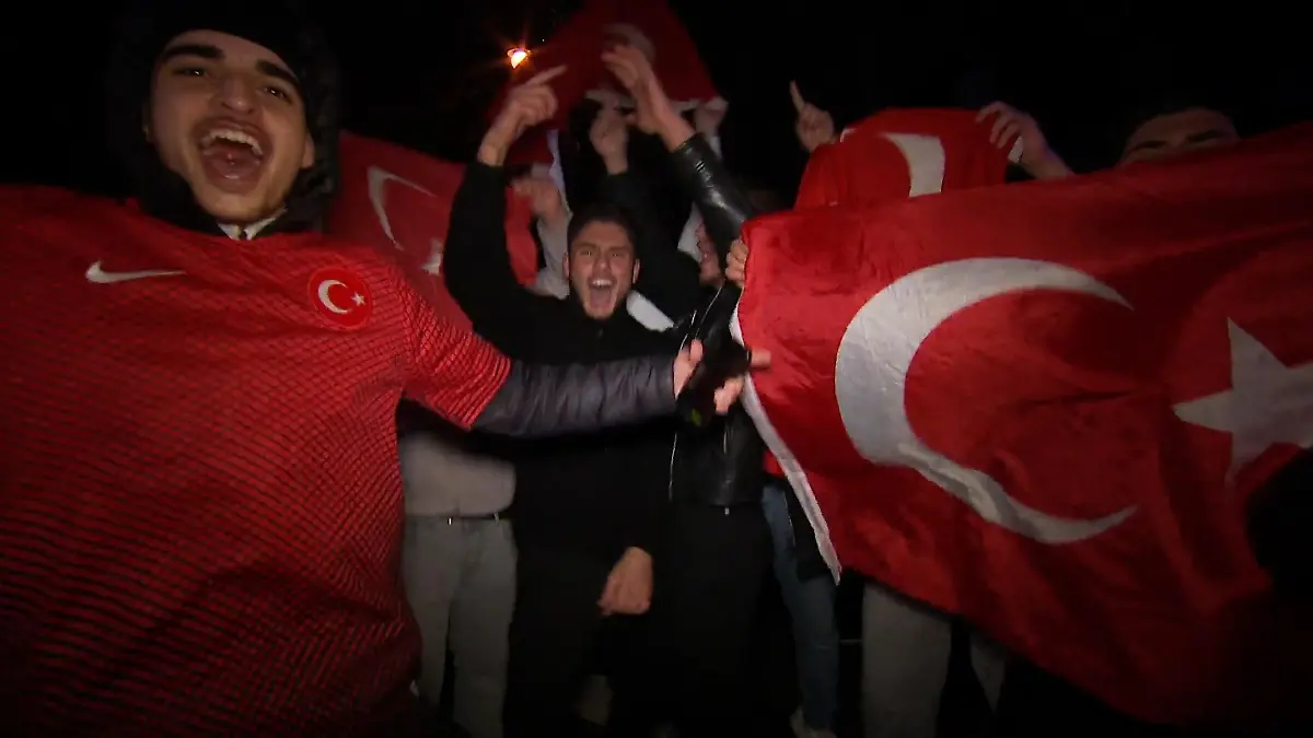 Fans feiern nach Türkei-Sieg die WM-Qualifikation Gute Stimmung auch in NRW