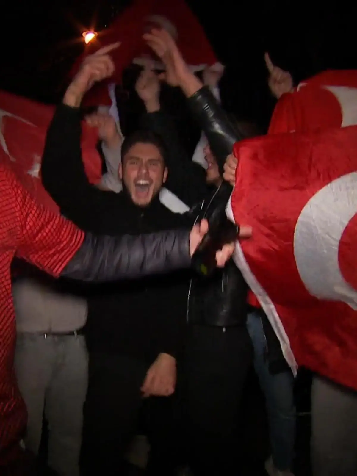 Bild zu: "Fans feiern nach Türkei-Sieg die WM-Qualifikation"