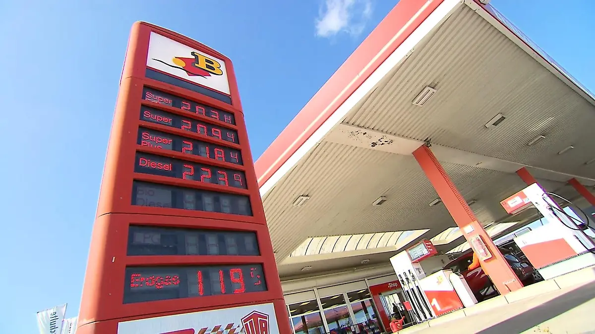 Wann werden die Autofahrer endlich entlastet? Spritpreise schießen mittags in die Höhe
