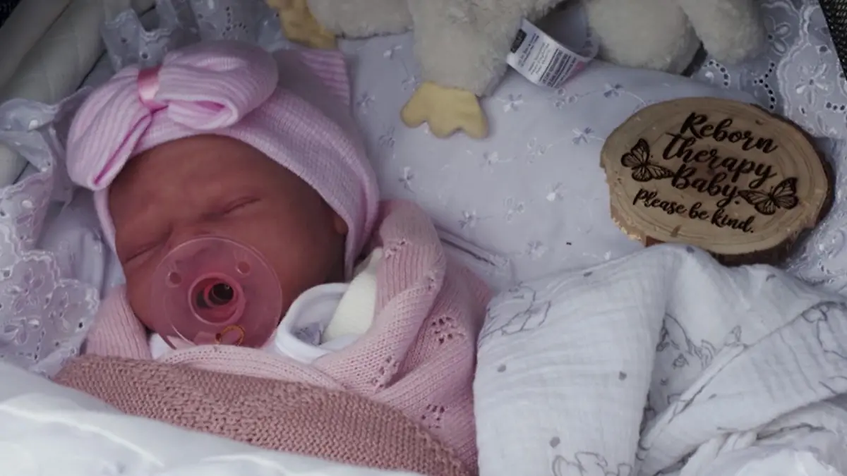 Täuschend echt! Diese Puppen machen viele Frauen glücklich „reborn“-Puppen als Trauma-Therapie