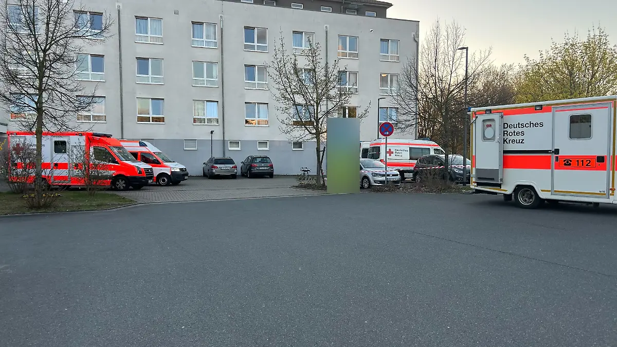 Rettungswagen stehen in Laatzen bereit, um die betroffenen Bewohner in neue Einrichtungen zu bringen