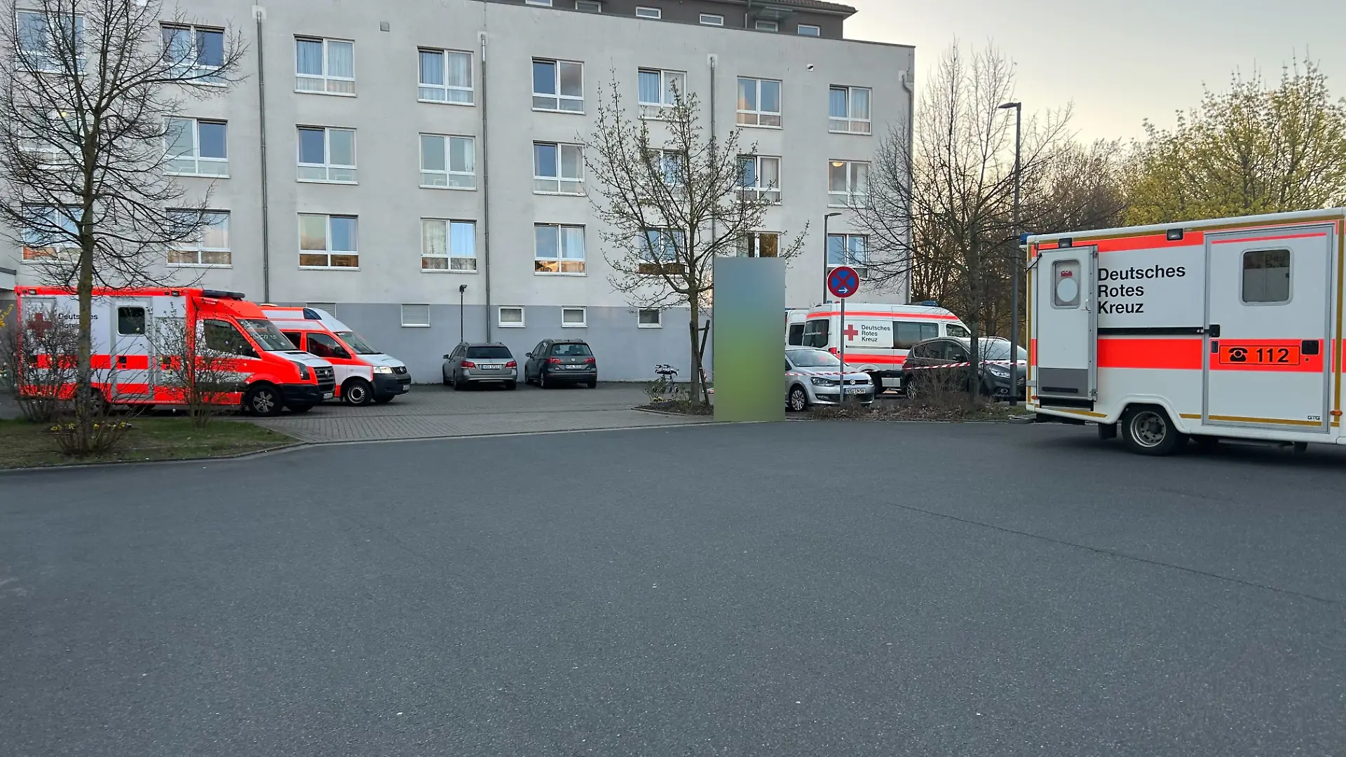 Rettungswagen stehen in Laatzen bereit, um die betroffenen Bewohner in neue Einrichtungen zu bringen