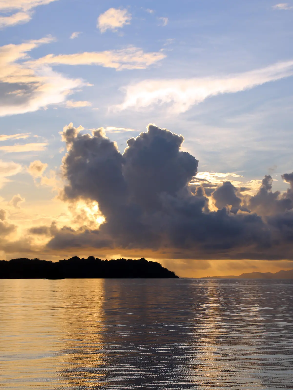 Sonnenaufgang zwischen den Inseln der Nord-Molukken in der Molukkensee, Indonesien, Halmahera