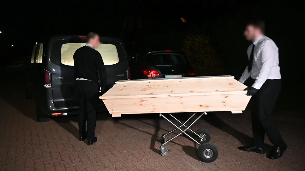 Die Bestatter transportieren in Vahrendorf (Niedersachsen) die Leiche ab.