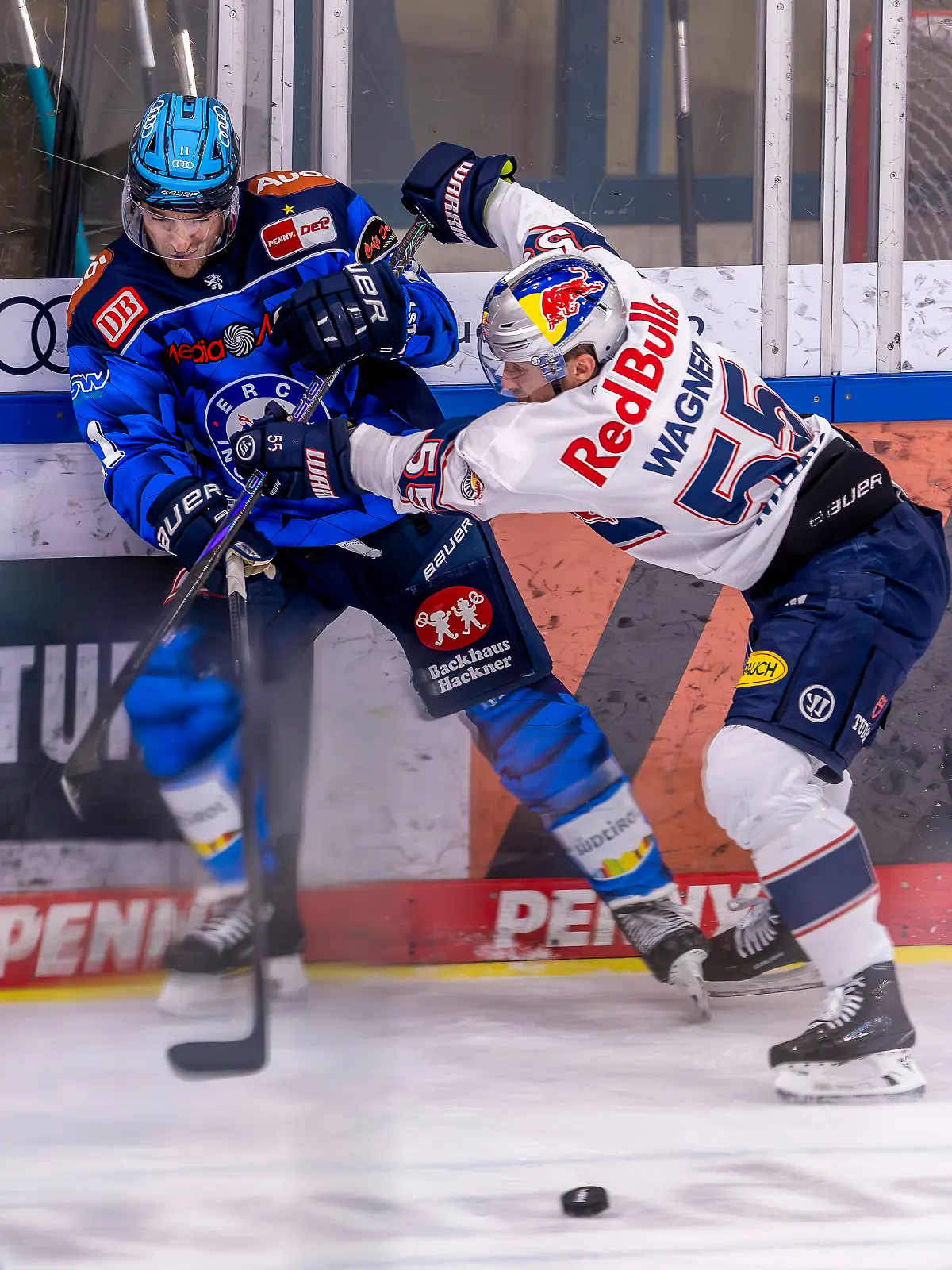 Ingolstadt, Deutschland 31. März 2026: Penny DEL - 2025/2026 - Playoff Viertelfinale - Spiel 4 - ERC Ingolstadt gegen EHC Red Bull München Im Bild: v. li. im Zweikampf Kenny Agostino ERC und Fabio Wagner EHC Saturn Arena Bayern *** Ingolstadt, Germany March 31, 2026 Penny DEL 2025 2026 Playoff Quarterfinals Game 4 ERC Ingolstadt vs EHC Red Bull Munich Pictured from left in a duel Kenny Agostino ERC and Fabio Wagner EHC Saturn Arena Bayern Copyright: xFotostandx/xSchäferx