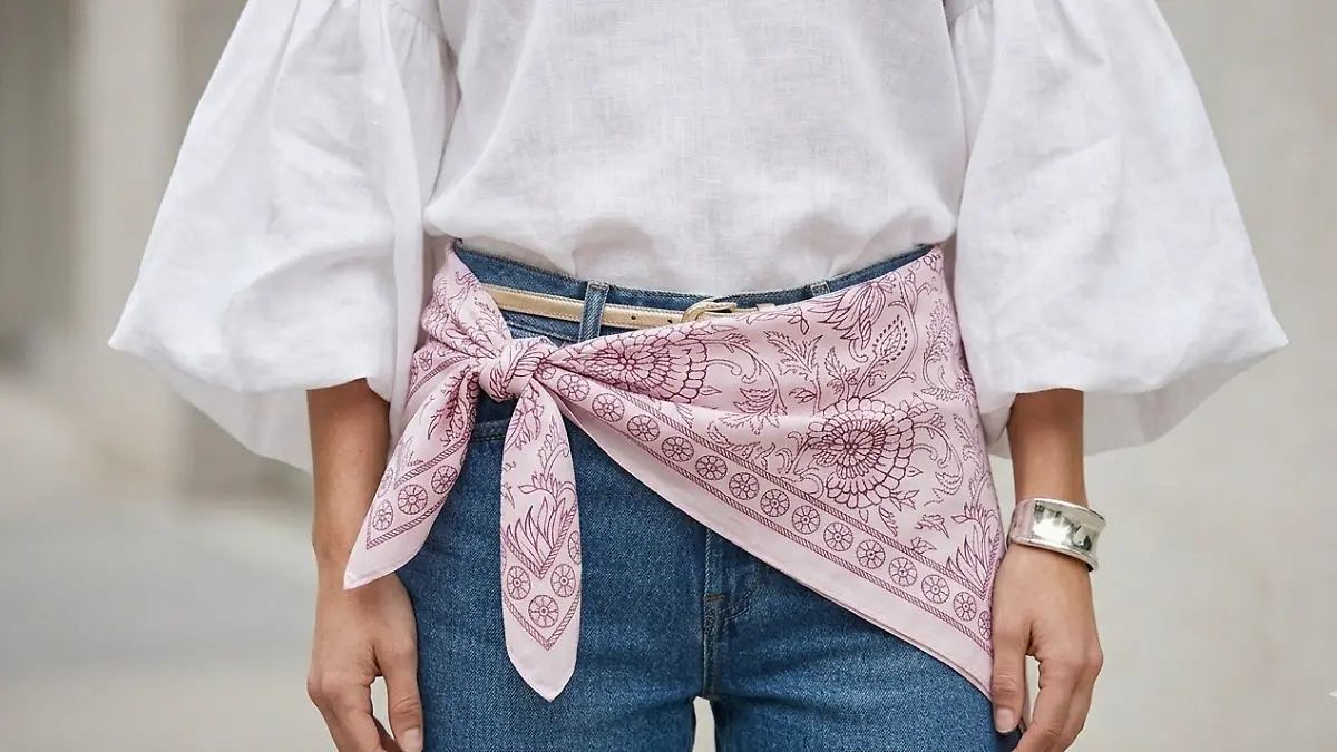 Frau trägt ein Tuch um die Hüfte.