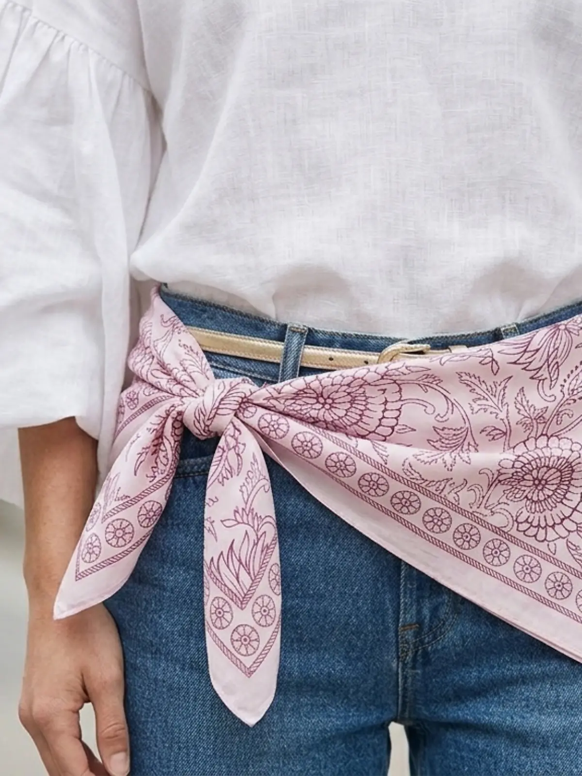 Frau trägt ein Tuch um die Hüfte.