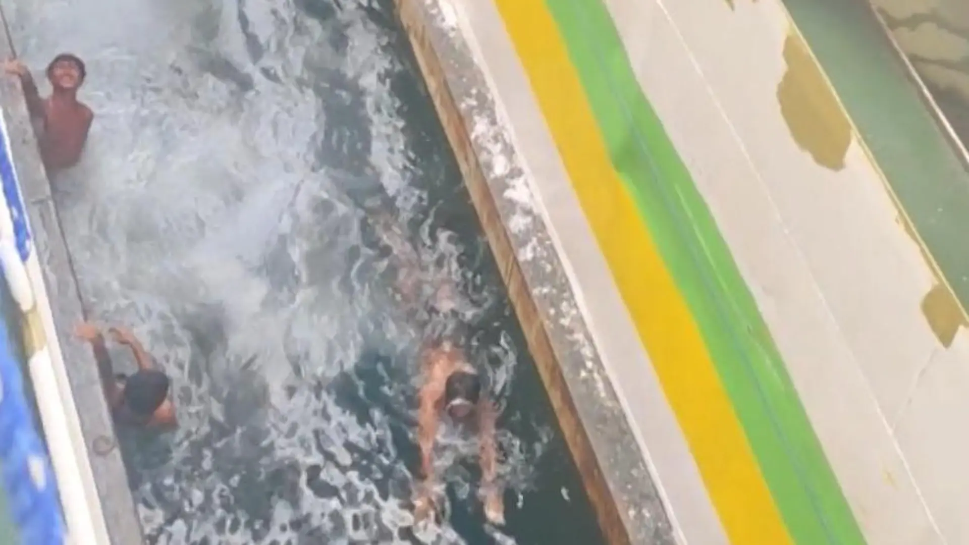 Einquetsch-Gefahr! Jungen schwimmen zwischen Fähren – um Touris zu unterhalten Schock-Attraktion vor den Philippinen