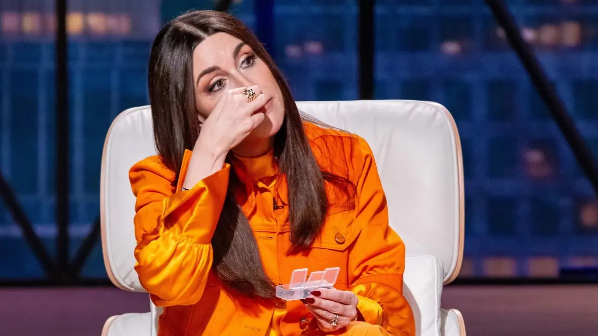 Judith Williams führt den Nasendilatator in ihre Nase ein.