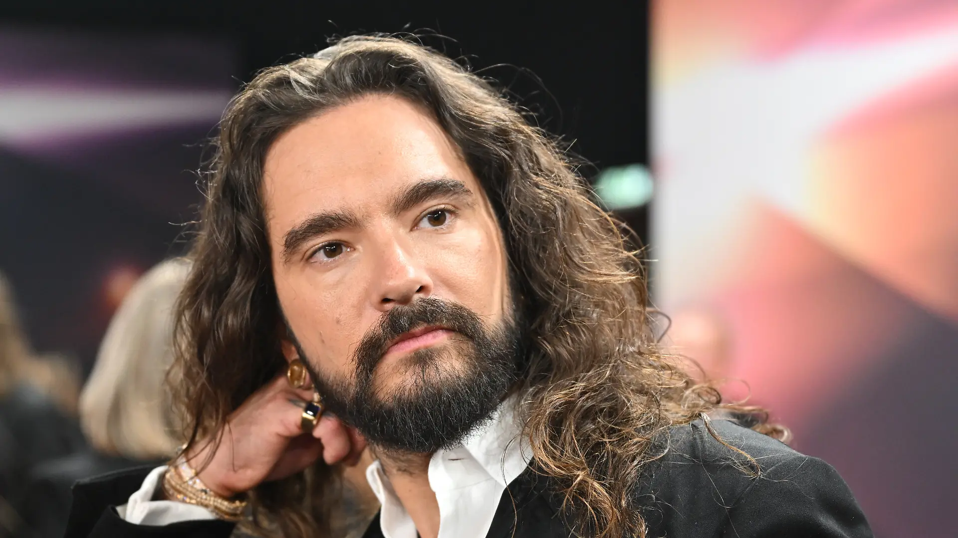 Bambi-Verleihung, Bavaria Film Gelände, Tom Kaulitz vor der Bambi-Verleihung 2025 in den Bavaria Filmstudios. (zu dpa: «Clusterkopfschmerz zurück – Tom Kaulitz schildert Schmerzen») +++ dpa-Bildfunk +++