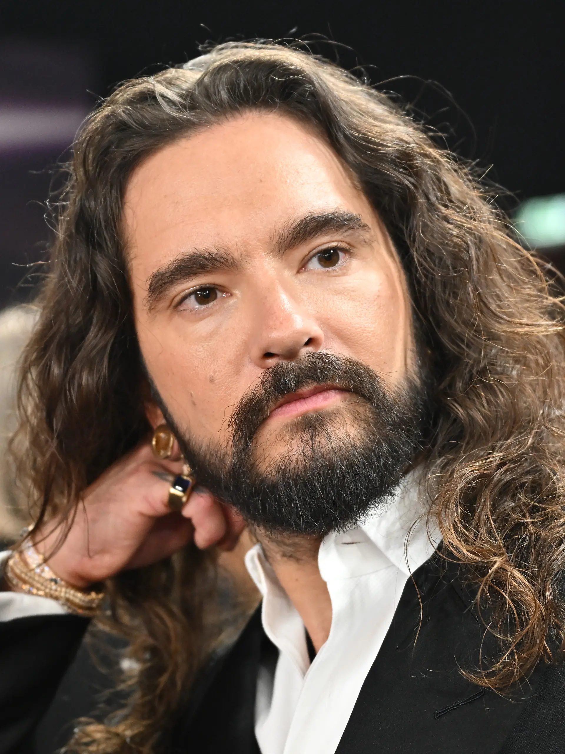 Bambi-Verleihung, Bavaria Film Gelände, Tom Kaulitz vor der Bambi-Verleihung 2025 in den Bavaria Filmstudios. (zu dpa: «Clusterkopfschmerz zurück – Tom Kaulitz schildert Schmerzen») +++ dpa-Bildfunk +++