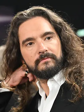 Bambi-Verleihung, Bavaria Film Gelände, Tom Kaulitz vor der Bambi-Verleihung 2025 in den Bavaria Filmstudios. (zu dpa: «Clusterkopfschmerz zurück – Tom Kaulitz schildert Schmerzen») +++ dpa-Bildfunk +++