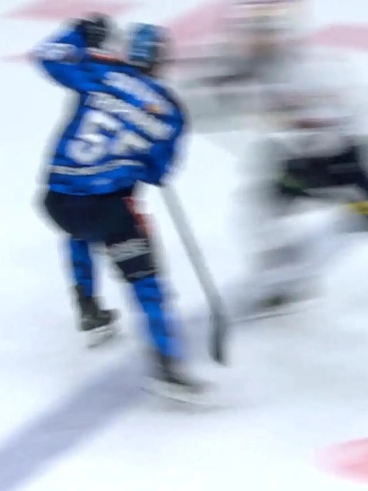 Bild zu: "Sinnloses Brutalo-Foul! Eishockey-Star für DIESEN Check lange gesperrt"
