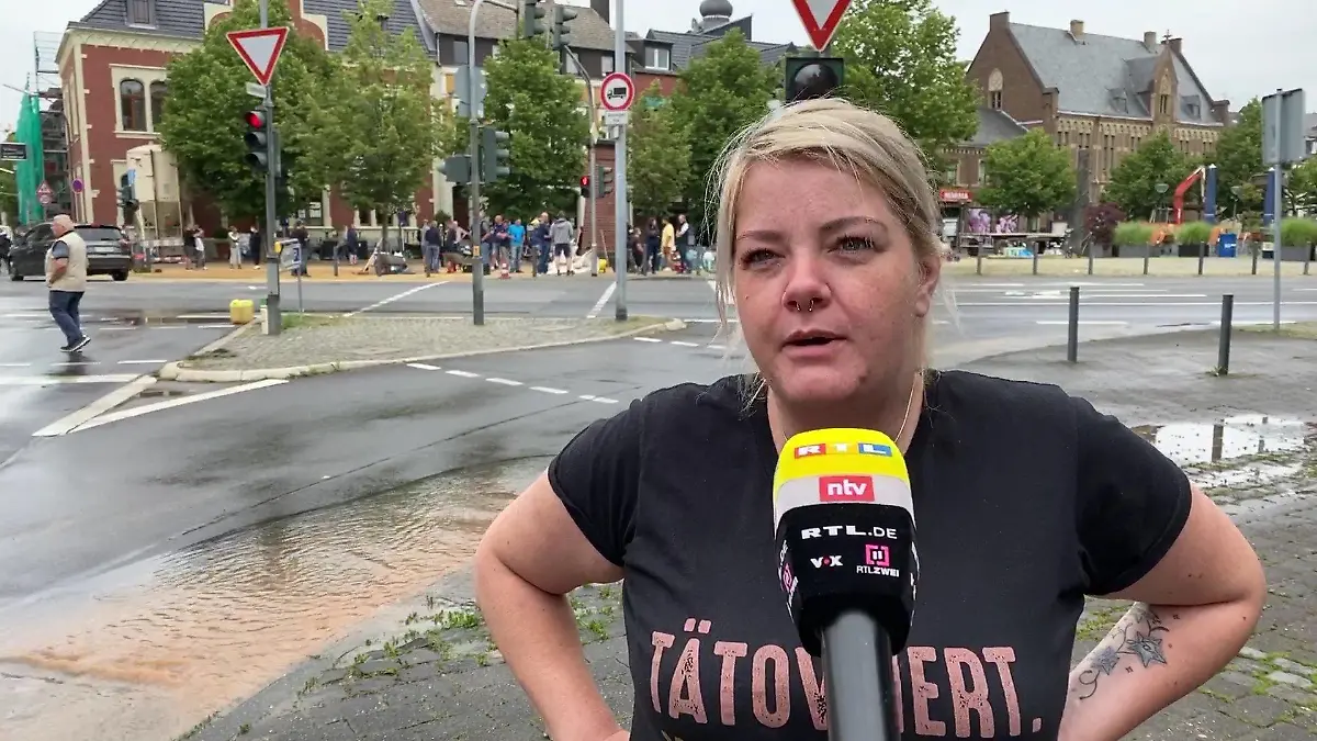 Michaela Breuer ist aus Neuss nach Erftstadt gekommen, um mitanzupacken.