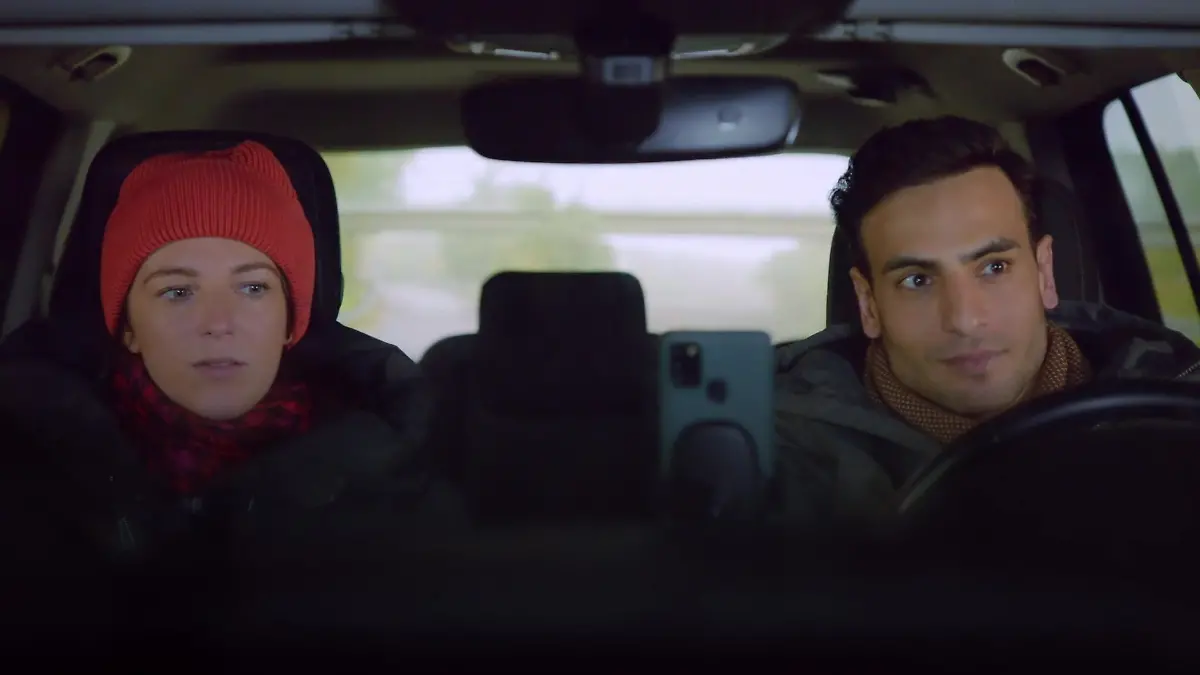 Nihat (Timur Ülker) bringt Lilly (Iris Mareike Sreen) ins Therapiezentrum und ist für seine Ex da.