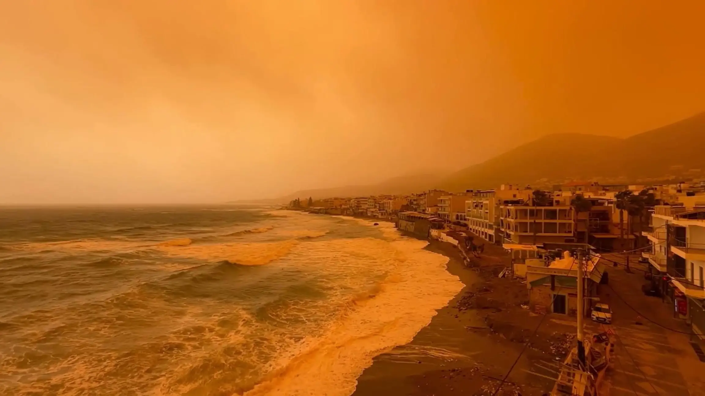 Ganze Urlaubsinsel ist plötzlich orange! Unheimliches Wetterphänomen legt alles lahm Saharastaub auf Kreta