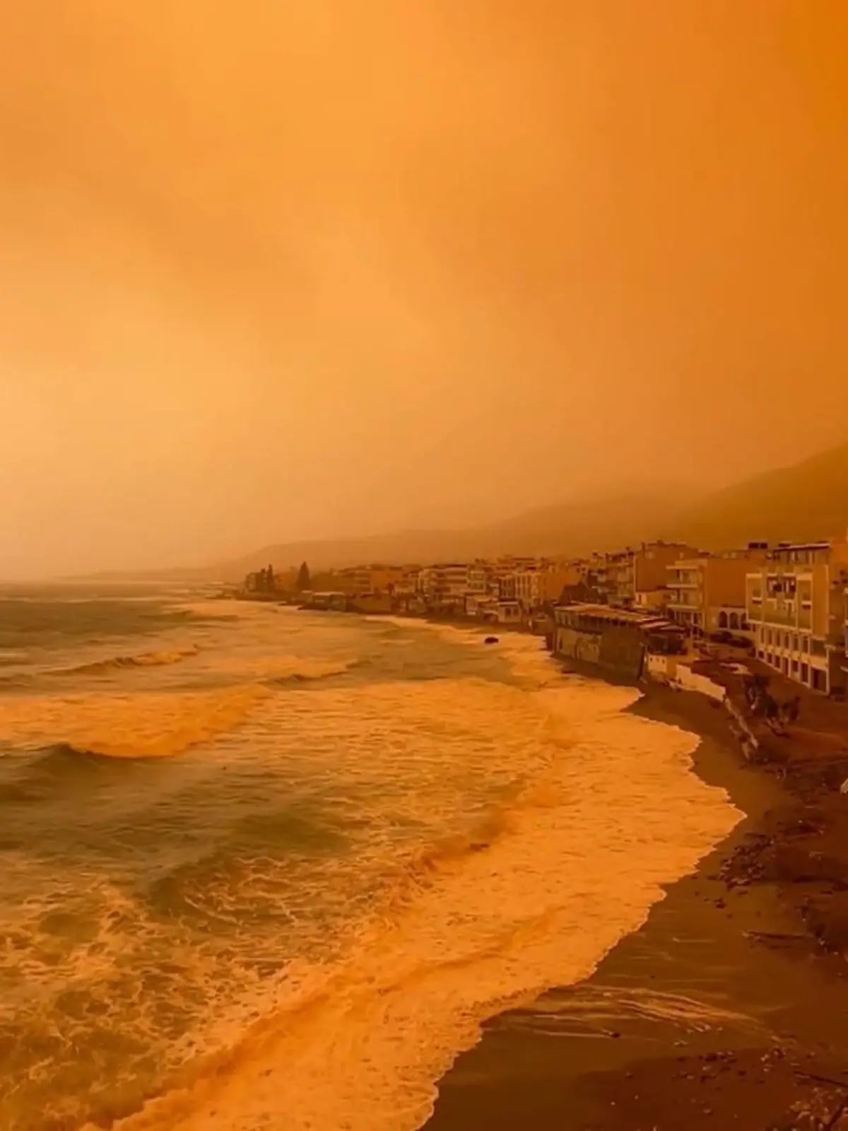 Bild zu: "Ganze Urlaubsinsel ist plötzlich orange! Unheimliches Wetterphänomen legt alles lahm"