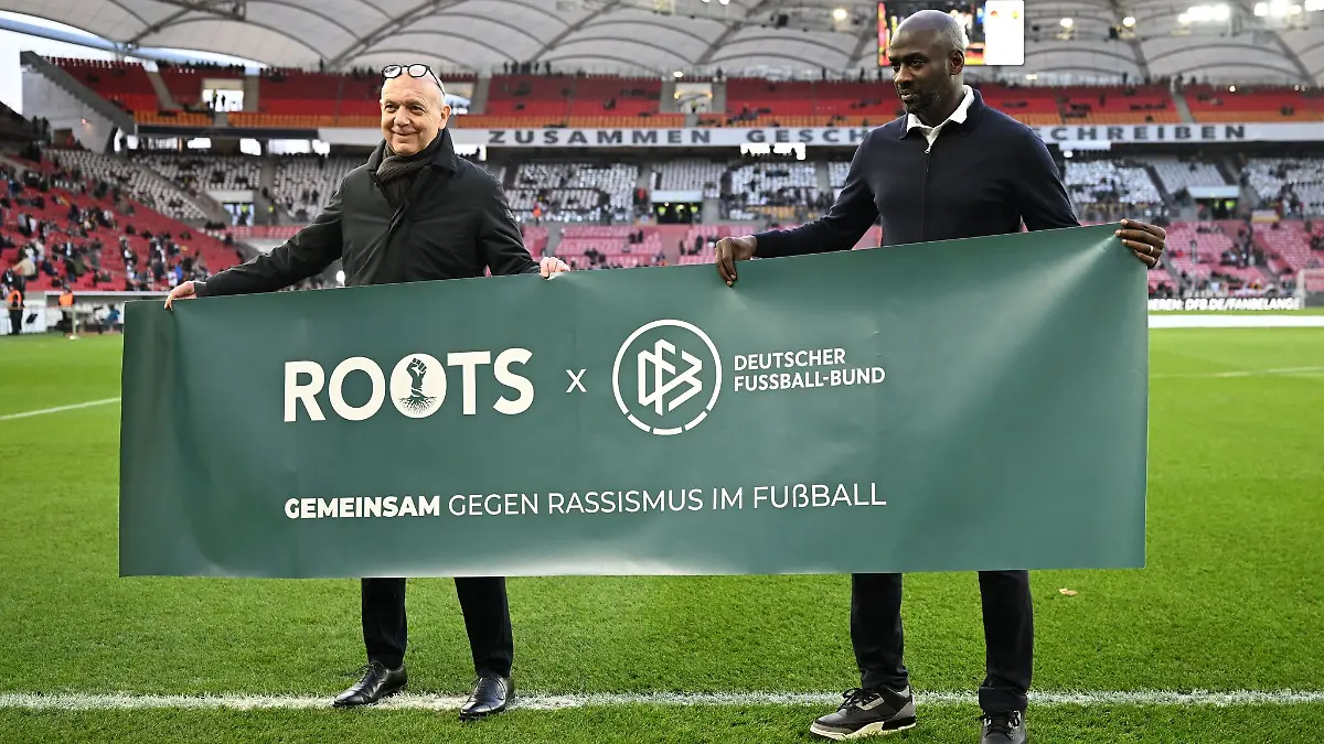 DFB-Präsident Bernd Neuendorf (l) freut sich über die Zusammenarbeit mit dem früheren Bundesliga-Spieler Otto Addo. (Archivbild)