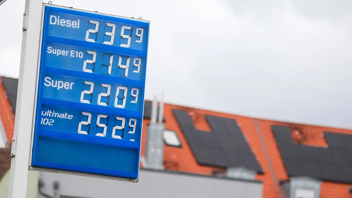 Bamberg, Deutschland 01.04.2026: Im Bild: Preistafel einer Tankstelle mit deutlich ablesbaren Kraftstoffpreisen für Diesel, Super E10, Super und Ultimate 102, aufgenommen im urbanen Umfeld mit Wohnhäusern im Hintergrund, auf deren Dächern Photovoltaikanlagen installiert sind, fotografiert im Kontext von steigenden Energiepreisen und der neuen Regelung zur einmaligen täglichen Preisanpassung um 12 Uhr, Verbraucherpreise, Mobilität, Energieversorgung