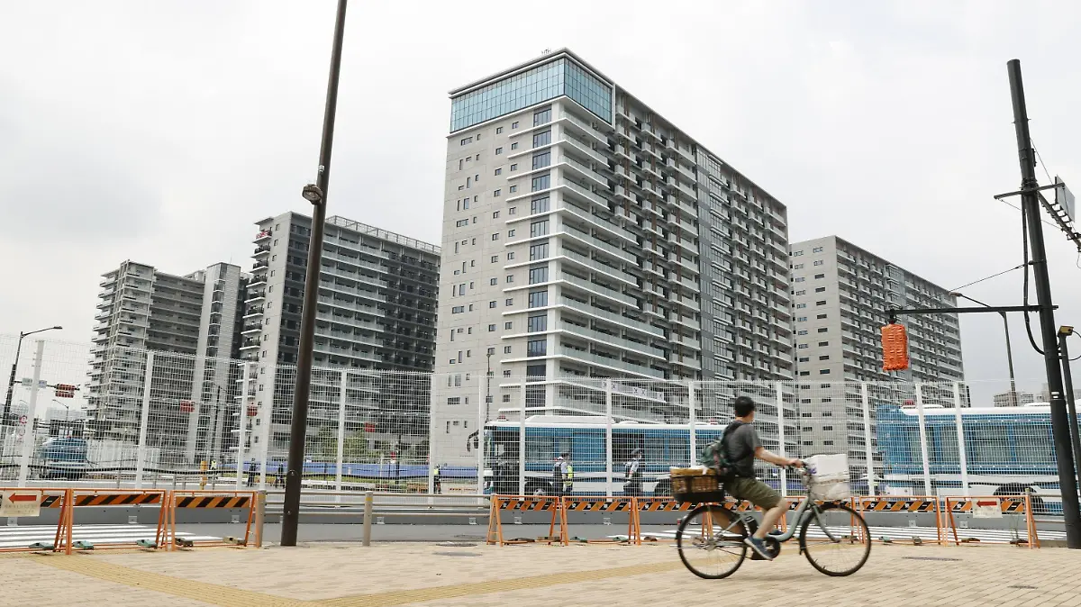 ARCHIV - 13.07.2021, Japan, Tokio: Das Athletendorf für die Olympischen Spiele in Tokio, steht im Hafenviertel Harumi der Hauptstadt. Die strengen Corona-Regeln werden dem Herzen der Spiele viel von seinem Reiz nehmen (zu dpa «Spaßbefreites Olympia-Herz: Athletendorf als Isolierstation») Foto: ---/Kyodo/dpa +++ dpa-Bildfunk +++