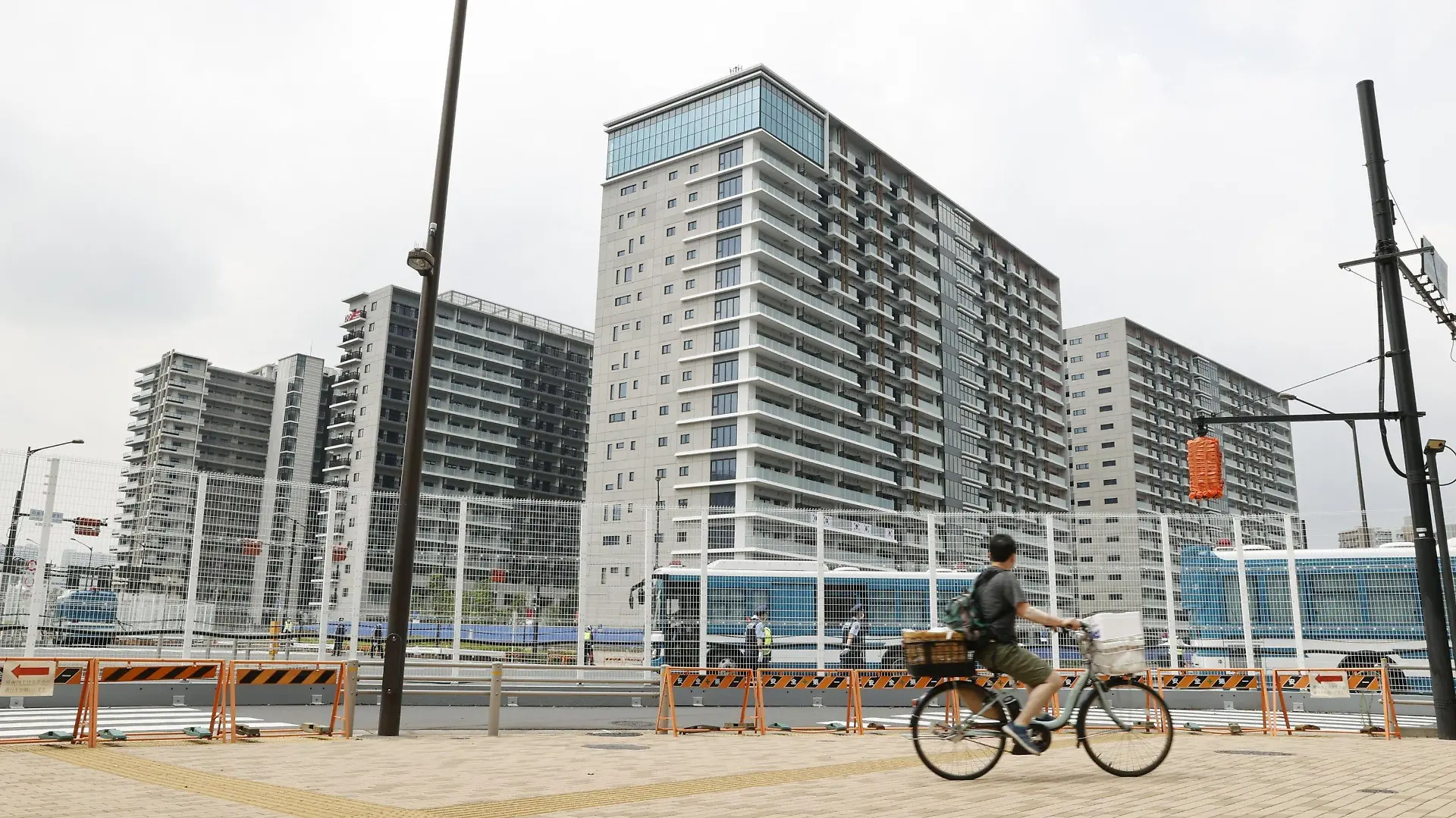 ARCHIV - 13.07.2021, Japan, Tokio: Das Athletendorf für die Olympischen Spiele in Tokio, steht im Hafenviertel Harumi der Hauptstadt. Die strengen Corona-Regeln werden dem Herzen der Spiele viel von seinem Reiz nehmen (zu dpa «Spaßbefreites Olympia-Herz: Athletendorf als Isolierstation») Foto: ---/Kyodo/dpa +++ dpa-Bildfunk +++