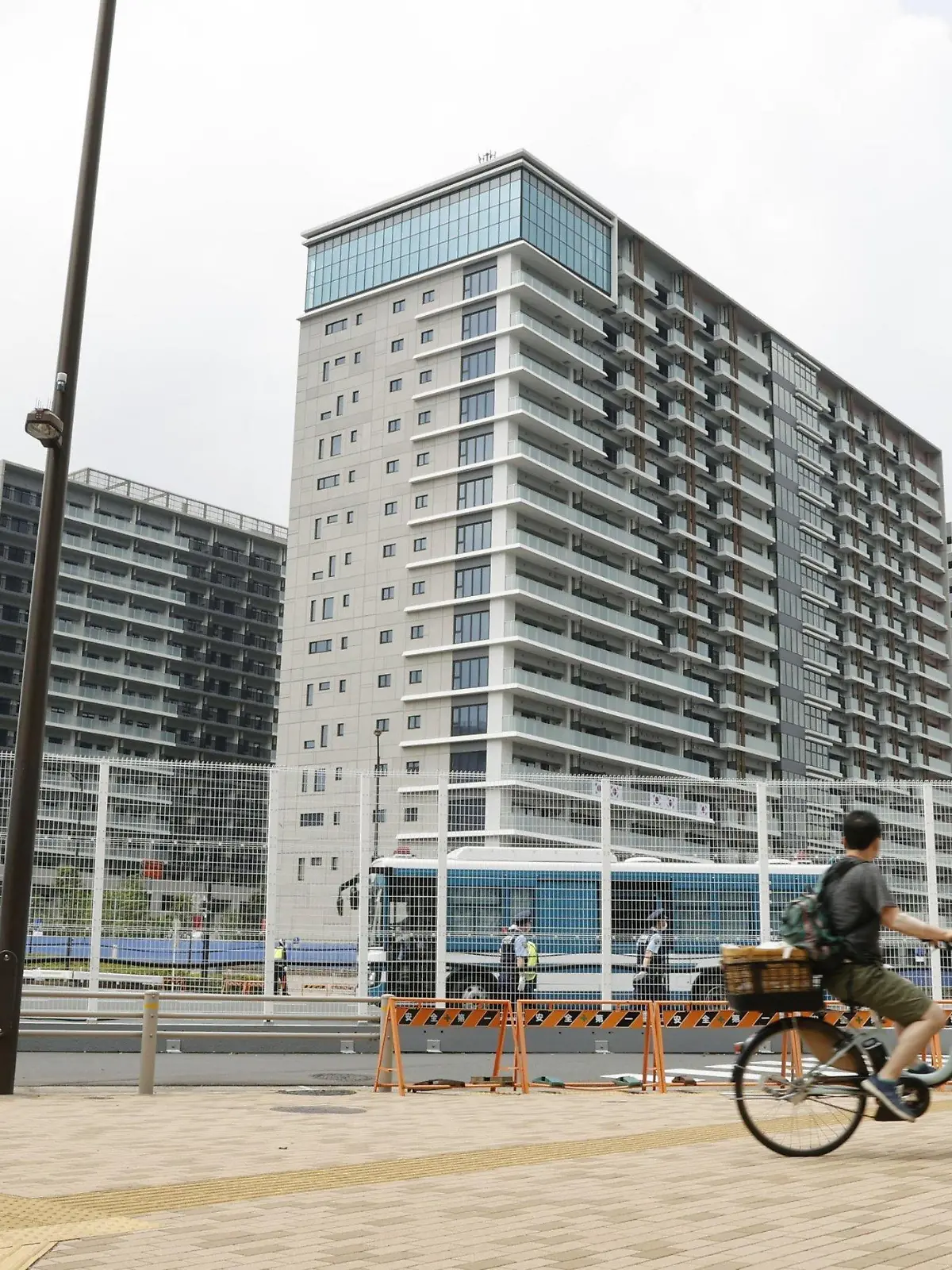 ARCHIV - 13.07.2021, Japan, Tokio: Das Athletendorf für die Olympischen Spiele in Tokio, steht im Hafenviertel Harumi der Hauptstadt. Die strengen Corona-Regeln werden dem Herzen der Spiele viel von seinem Reiz nehmen (zu dpa «Spaßbefreites Olympia-Herz: Athletendorf als Isolierstation») Foto: ---/Kyodo/dpa +++ dpa-Bildfunk +++