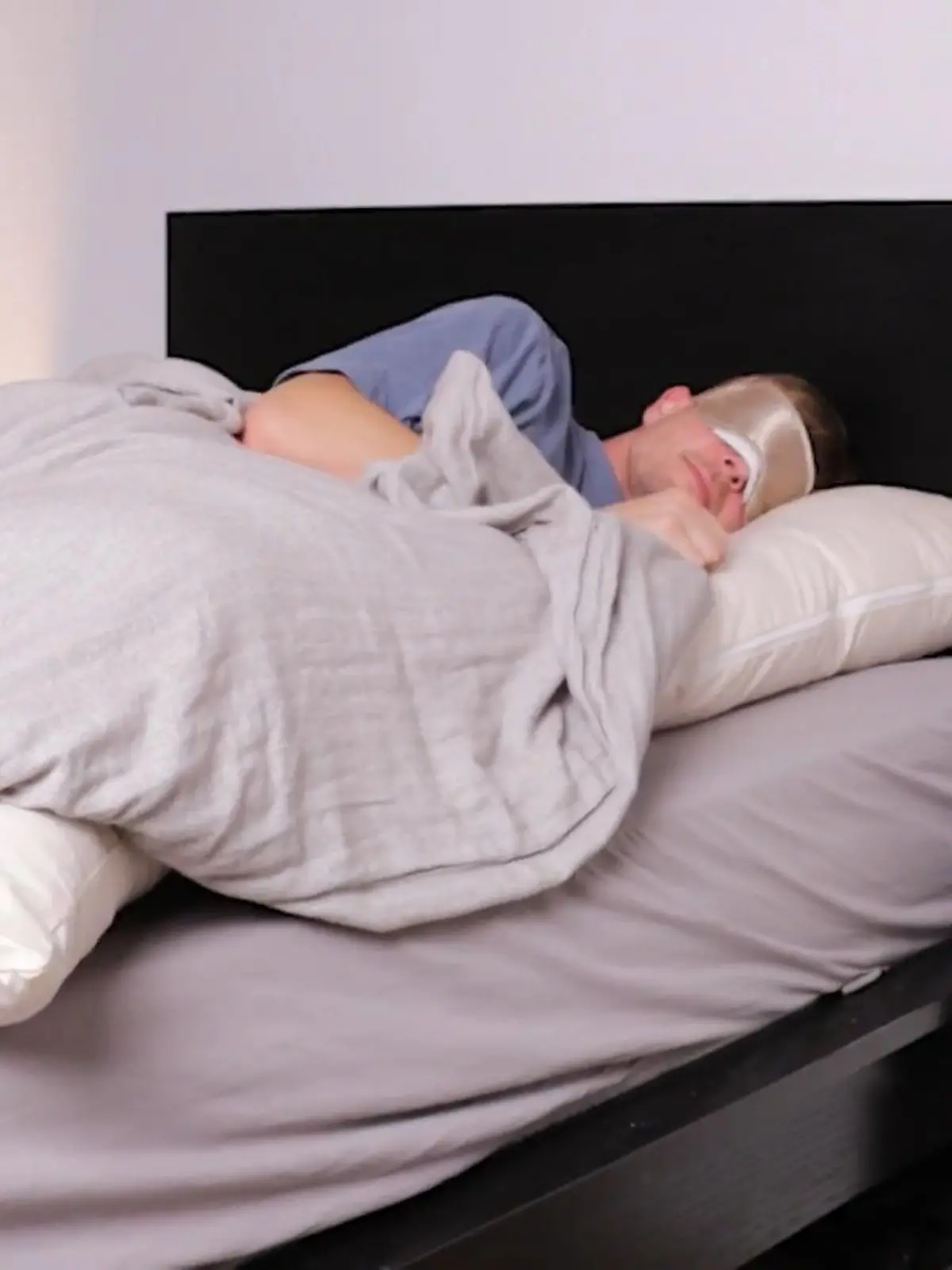 Praxis-Test mit Topper und Seitenschläferkissen, um herauszufinden, ob diese Rückenschmerzen lindern können. 