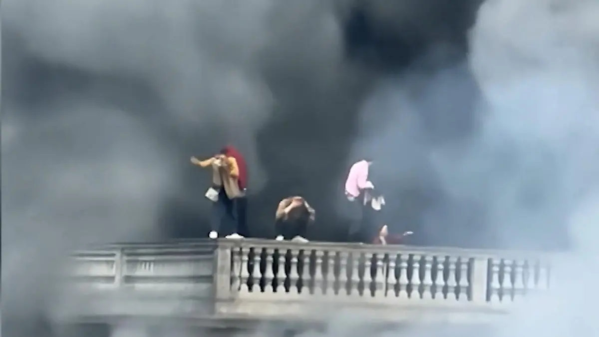 Ganze Fabrik in Flammen! Fünf Menschen auf Hochhaus-Dach gefangen Wunder-Rettung in China