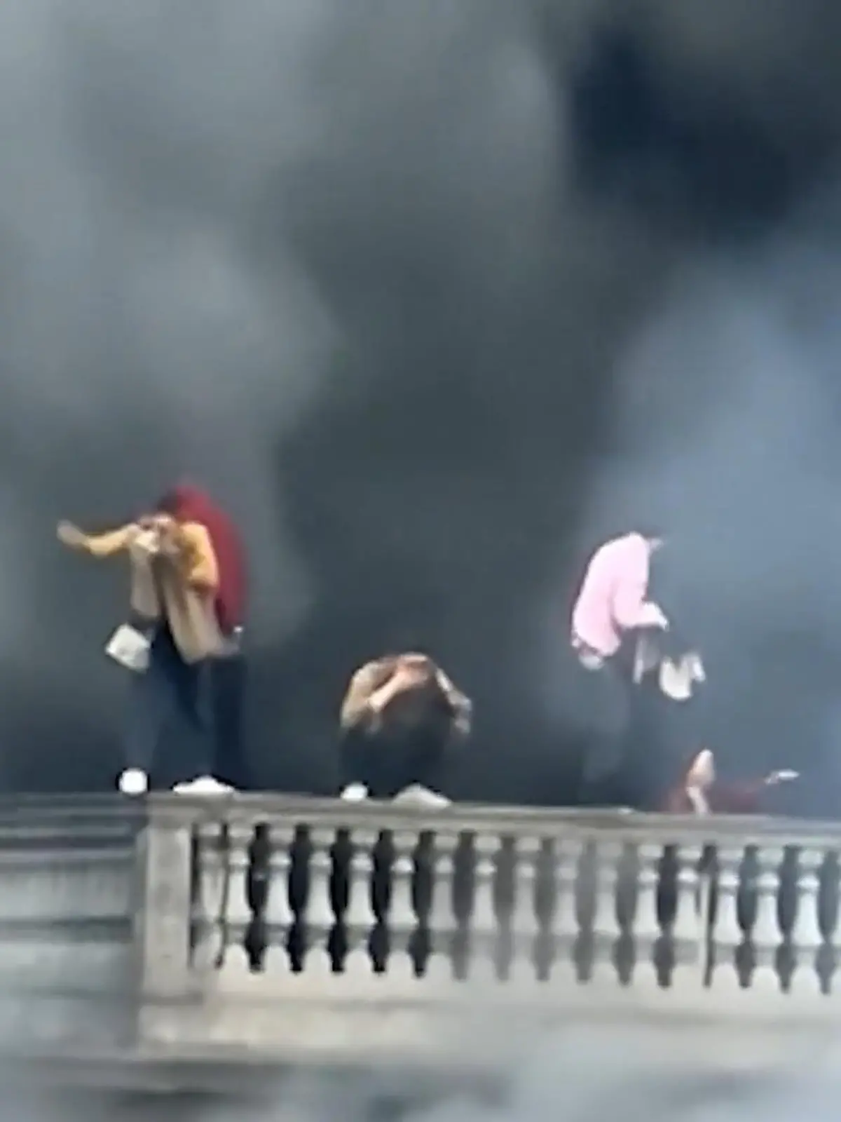 Bild zu: "Ganze Fabrik in Flammen! Fünf Menschen auf Hochhaus-Dach gefangen"