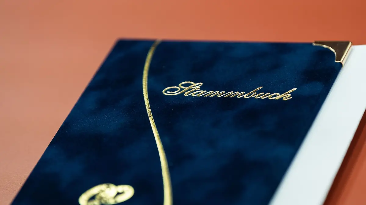 Kein Testament? Dann müssen entfernte Verwandte für eine Erbschaft ihre Verwandtschaft beweisen – etwa durch ein Familienstammbuch.