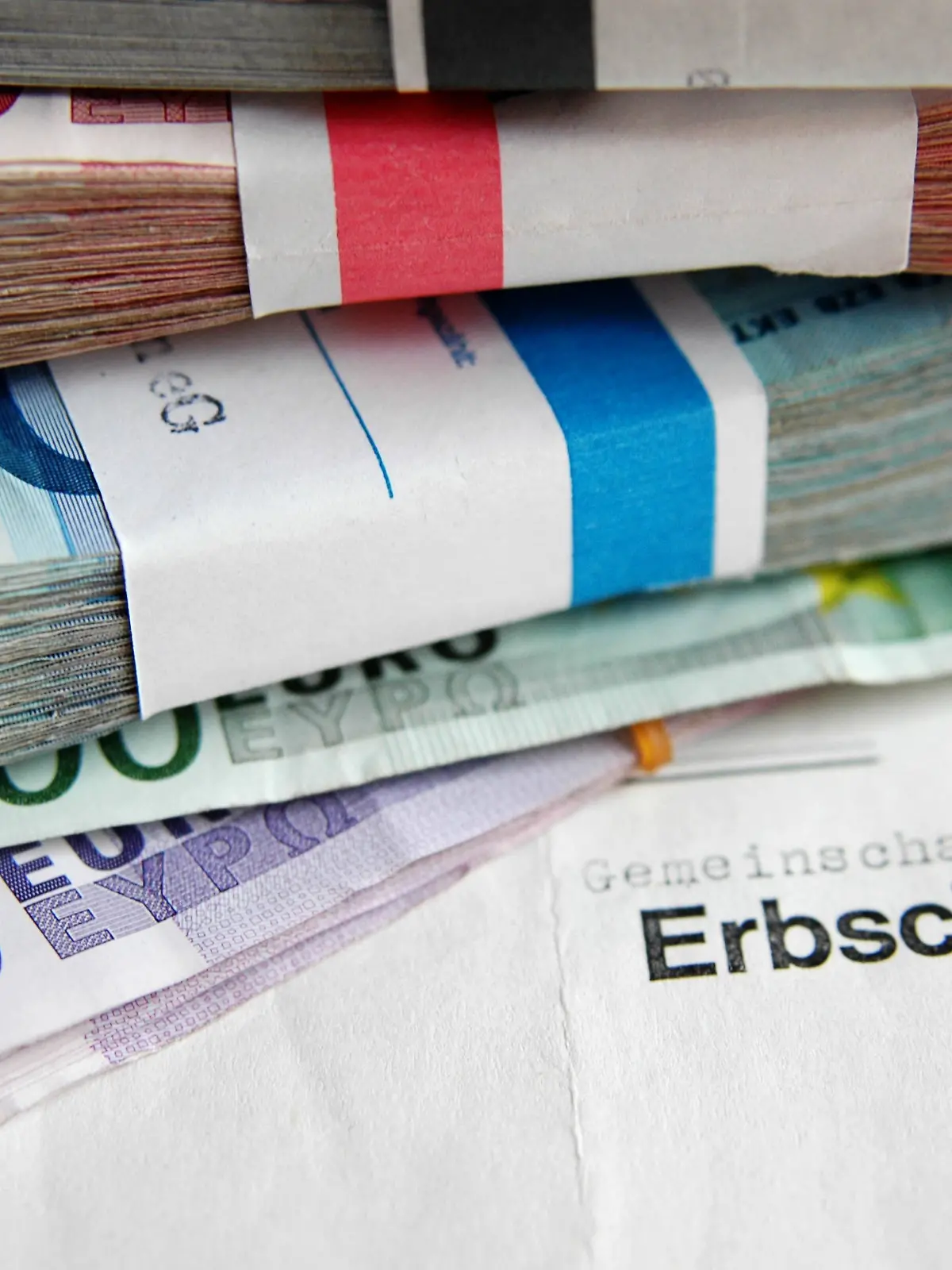 Bildnummer: 50633691 Datum: 03.09.2004 Copyright: imago/emil umdorf
Erbschaft - Gebündeltes Bargeld auf einem gemeinschaftlichen Erbschein, Objekte; 2004, Finanzen, Symbolfoto, Euroscheine, Euroschein, Geldscheine, Geldschein, Banknote, Banknoten, Geld, Geldbündel, Erbschaften, Erbscheine, erben, Erbe, amtlicher, amtliche; , quer, Kbdig, Einzelbild, close, Deutschland, / Finanzen, Studioaufnahme, Schriftzug; Aufnahmedatum geschätzt