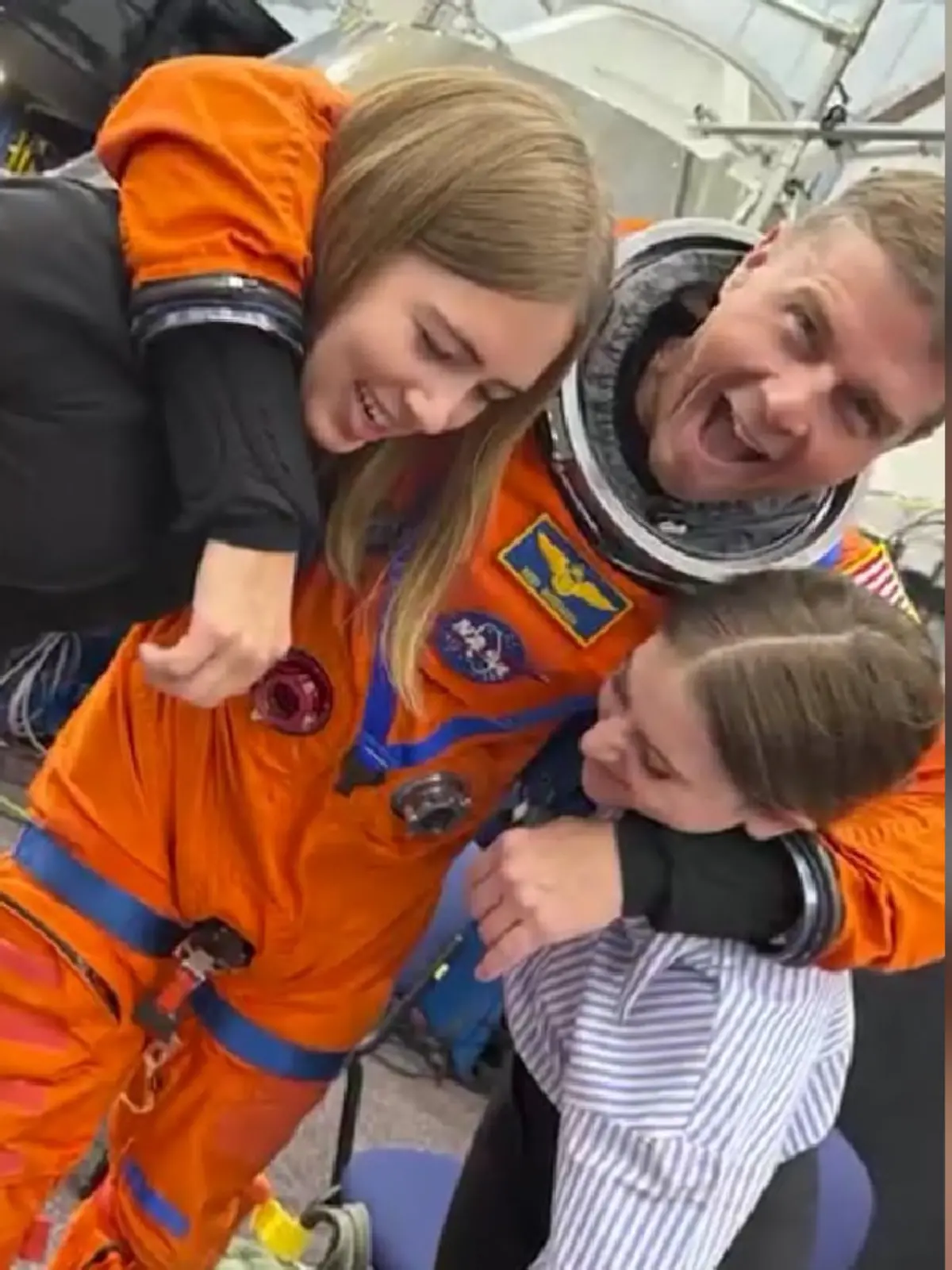 Bild zu: "Er ist alleinerziehend! Kommandant der Mondmission bereitete Töchter auf seinen Tod vor "