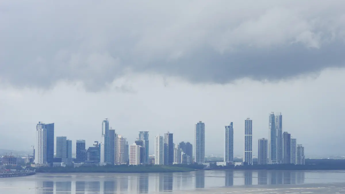 Gewitterwolken über Skyline von Panama-City - 22.05.2015